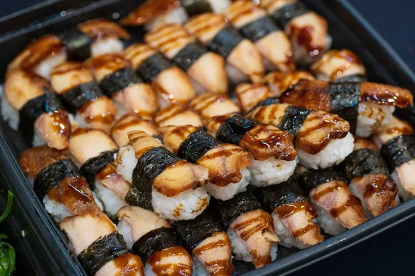 Zbliżenie Azjatyckiego Sushi Platformie Japan Street Food Market — Zdjęcie stockowe