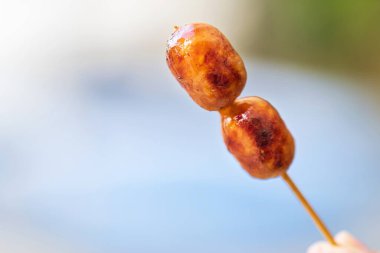 Tayland sosisi, sosis, ızgara sosis, Tayland sokak yiyecek pazarı.