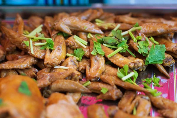 魚のソーセージと煮鶏の閉鎖タイのストリートフード市場 — ストック写真