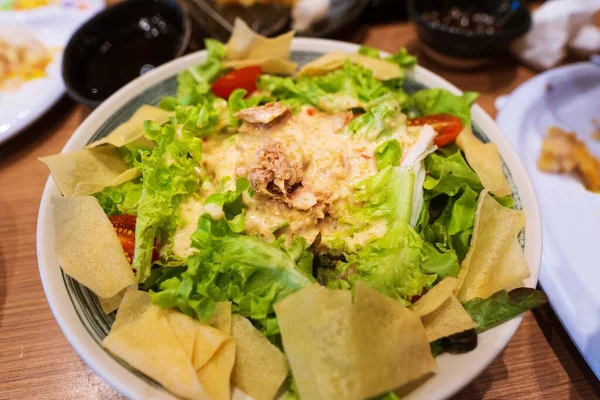 Taze Sebze Ton Balıklı Salatayı Bir Kaseye Koy — Stok fotoğraf