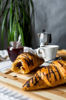 Kontinental kahvaltı - kahve, portakal suyu ve beyaz ahşap masada tost. Boş metin alanı olan arka plan.