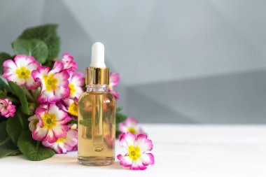 Doğal organik özüt ve yeşil bitkisel yapraklar, çiçek aroması özü solüsyonu laboratuvarda kullanılır. Kürekte kozmetik malzeme olarak kullanılır. 