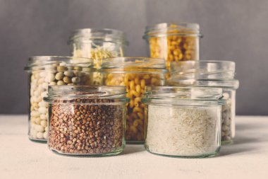 Sıfır kayıp. Yiyecek ve mısır gevreği depolamak için çevre dostu donanım. Sürdürülebilir yaşam tarzı kavramı