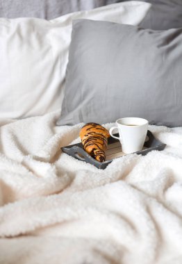 Yatakta kahvaltı, bir tepsi kahve, kruvasan, reçel, çiçekler. Balayı. Sabahın erken saatlerinde otelde. Yukarıdan görüntüle. 