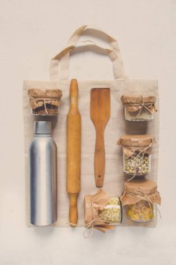 Sıfır kayıp. Pamuk torbaları, cam kavanozlar, yeniden kullanılabilir çantalar, çevre dostu ücretsiz konsept, organik yaşam tarzı. Düz üst görünüm 