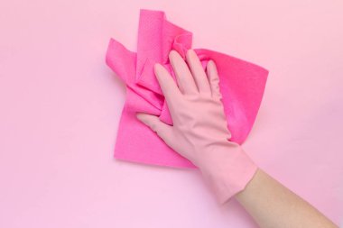 Mutfakta, banyoda ve diğer odalarda farklı yüzey temizleme seti. Mavi arkaplanda mesaj ya da logo için boş yer. Temizlik hizmeti konsepti. Bahar başı düzenli temizlik. Üst manzara. Düz yatıyordu.