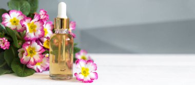 Doğal organik özüt ve yeşil bitkisel yapraklar, çiçek aroması özü solüsyonu laboratuvarda kullanılır. Kürekte kozmetik malzeme olarak kullanılır. 