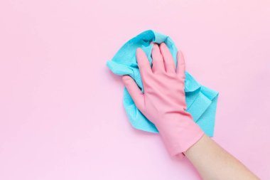 Çalışan toz el kauçuk koruyucu eldiven ile mikro fiber bez silme duvar içinde. Hizmetçi ya da ev hanımı ev hakkında umurunda değil. Genel veya normal temizlemek bahar. Ticari temizlik şirket kavramı