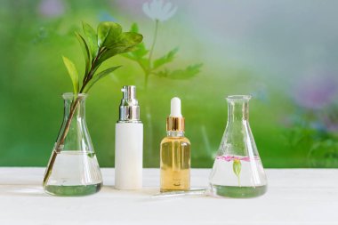 Doğal organik özüt ve yeşil bitkisel yapraklar, çiçek aroması özü solüsyonu laboratuvarda kullanılır. Kürekte kozmetik malzeme olarak kullanılır. 