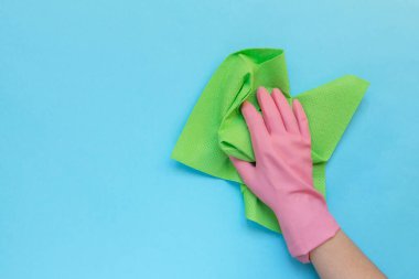 Mutfakta, banyoda ve diğer odalarda farklı yüzey temizleme seti. Mavi arkaplanda mesaj ya da logo için boş yer. Temizlik hizmeti konsepti. Bahar başı düzenli temizlik. Üst manzara. Düz yatıyordu.