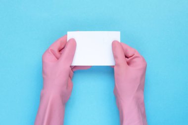 Mutfakta, banyoda ve diğer odalarda farklı yüzey temizleme seti. Mavi arkaplanda mesaj ya da logo için boş yer. Temizlik hizmeti konsepti. Bahar başı düzenli temizlik. Üst manzara. Düz yatıyordu.