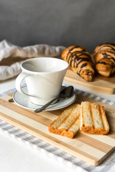 Pequeno Almoço Continental Café Sumo Laranja Torradas Mesa Madeira Branca — Fotografia de Stock