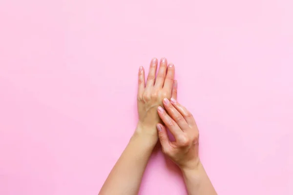 女性の手は コピースペース 美しさ ケアコンセプトとピンクの背景に化粧品クリーム 化粧水を保湿 パターンフラットレイトップビュー — ストック写真