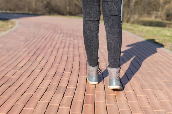 Beine Eines Mädchens Grauen Turnschuhen Und Schwarzen Jeans Gehen Die — Stockfoto