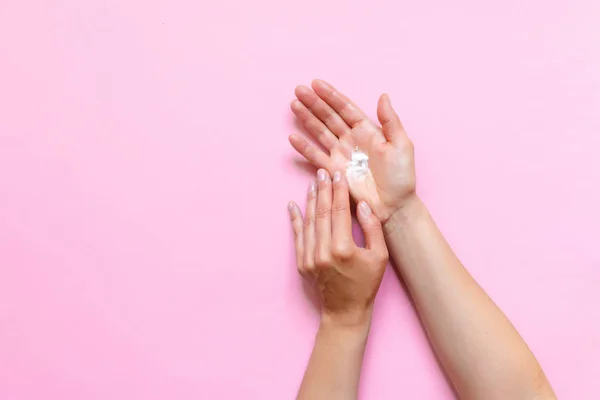 Frauenhände Feuchtigkeitsspendende Kosmetische Creme Lotion Auf Rosa Hintergrund Mit Kopierraum — Stockfoto