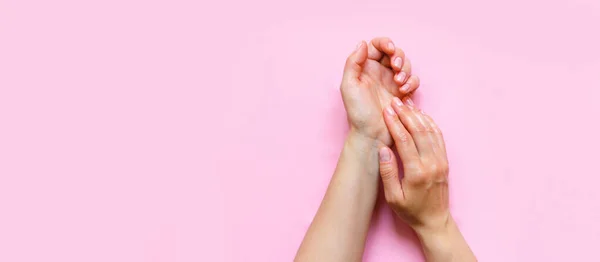 Las Manos Mujer Crema Cosmética Hidratante Loción Sobre Fondo Rosa — Foto de Stock