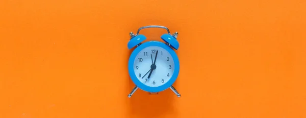 Blauer Wecker Blauer Wecker Auf Orangefarbenem Hintergrund Minimalismus Auf Orangefarbenem — Stockfoto