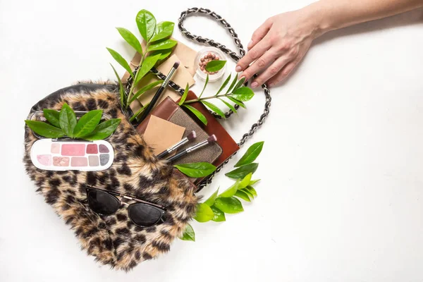 Conjunto Plano Accesorios Para Mujer Una Bolsa Patrón Leopardo Piel — Foto de Stock