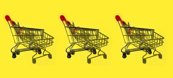 Winkelwagentjes Gele Achtergrond Minimalistische Stijl Creatief Ontwerp — Stockfoto
