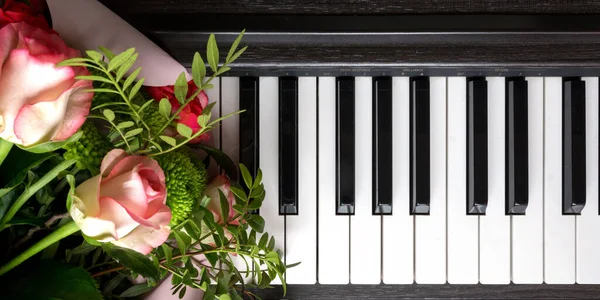 Bouquet Flowers Keys Piano Music Romantic Composition Flat Lay Top — Stock Photo, Image