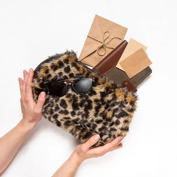 Elegante Bolso Piel Con Estampado Leopardo Con Hojas Ramas Verdes — Foto de Stock