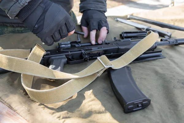 Männerhände Beim Demontieren Und Reinigen Der Waffe Ausbildung Der Armee — Stockfoto