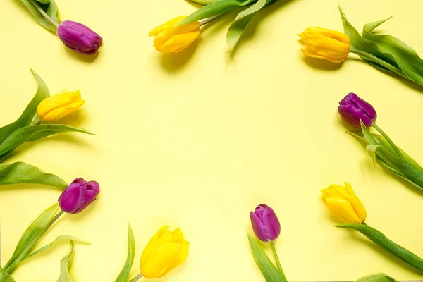 Жовті Фіолетові Квіти Тюльпани Букет Жовтому Фоні Святковий Весняний Фон — стокове фото