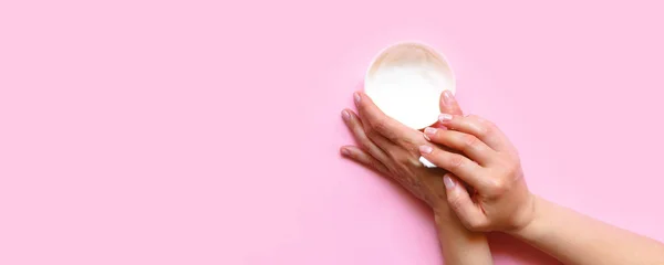 Las Manos Mujer Crema Cosmética Hidratante Loción Sobre Fondo Rosa — Foto de Stock