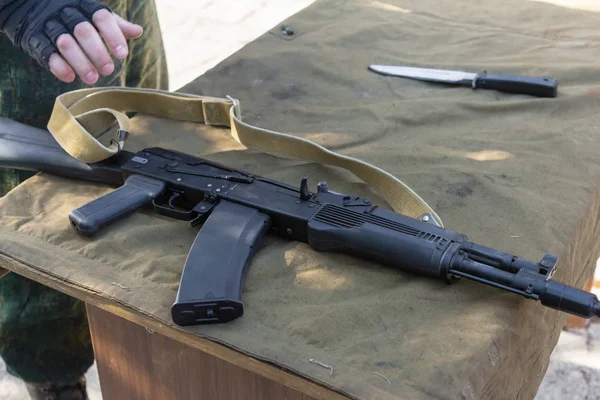 Männerhände Beim Demontieren Und Reinigen Der Waffe Ausbildung Der Armee — Stockfoto