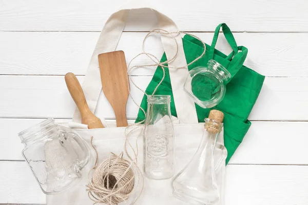 Pamuk torbaları ve cam garlar ücretsiz plastik alışverişi için sıfır atık ahşap arka plan