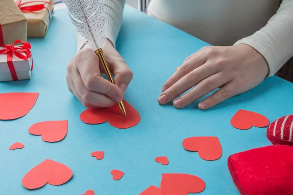Tangan Gadis Mempersiapkan Hadiah Untuk Hari Valentine Buatan Tangan Valentines Stok Gambar