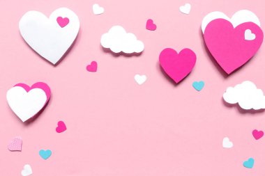 Kağıt origami kalpleriyle Sevgililer Günü geçmişi. Vektör çizimi. El ilanları, davetiyeler, afişler, tebrik kartları için ideal