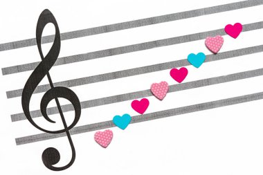 Kalbin koldaki notaları ve anahtar, sevgililer günü fikri, aşk, müzik, tatil