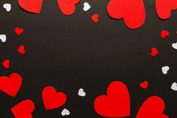 Día San Valentín Papel Corazones Rojos Blancos Sobre Fondo Negro — Foto de Stock