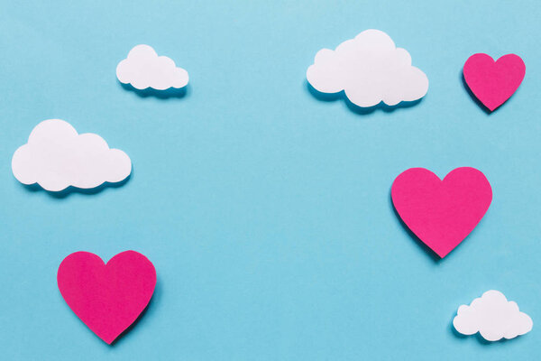 Открытки на день Святого Валентина. Четырнадцатого февраля. Поздравление с Днем святого Валентина Письмо с вырезанными бумажными сердечками на синем фоне
