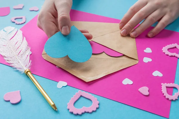 Mãos Menina Que Prepara Presente Para Dia Dos Namorados Valentim — Fotografia de Stock