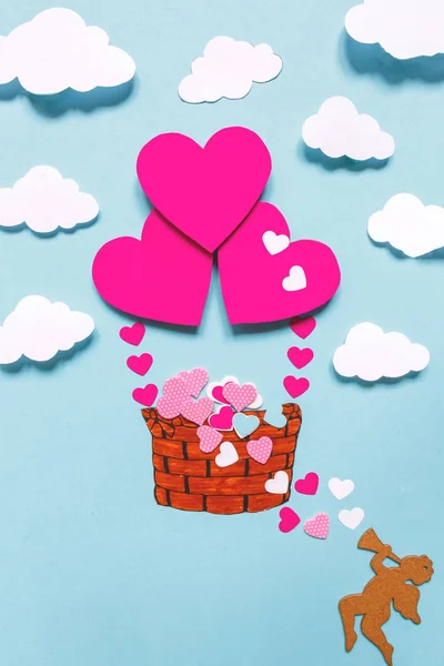 情人节快乐贺卡的设计与篮子的心脏 手工艺品 剪贴簿 手工制作 心形气球和蓝色背景的心形装饰 — 图库照片