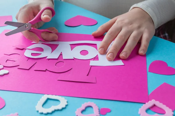 Mãos Menina Que Prepara Presente Para Dia Dos Namorados Valentim — Fotografia de Stock