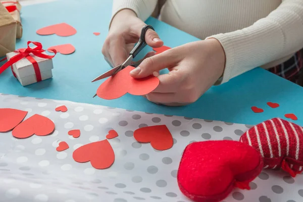 Ruce Dívky Připravuje Dárek Valentýna Ručně Vyráběné Valentines Modrém Pozadí — Stock fotografie
