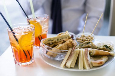 Aperatif Aperol Spritz zamanı.