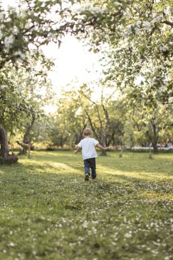 Çocuk bahar parkında koşuyor
