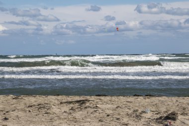 rüzgar sörfçü ile fırtınalı denizde