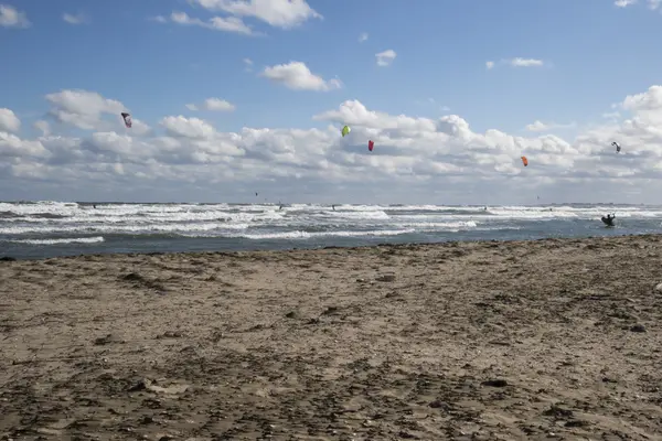 Stormachtige zee met de windsurfers — Stockfoto