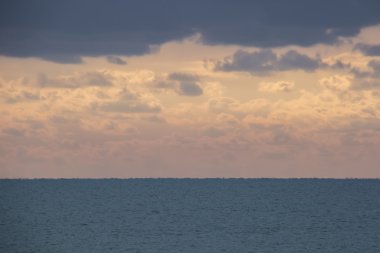 denizde kışın bulutlu gökyüzü