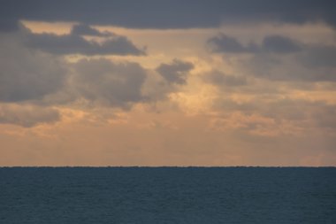 denizde kışın bulutlu gökyüzü