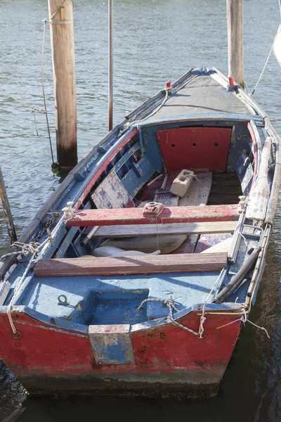 Stara drewniana łódź w porcie — Zdjęcie stockowe
