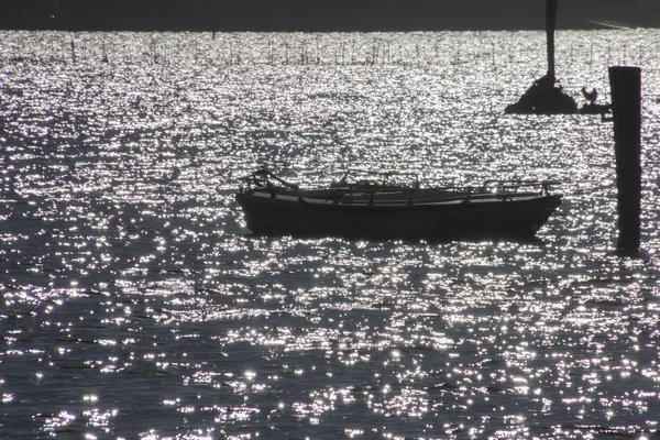 Barca, gabbiano e riflessione sul mare — Foto Stock