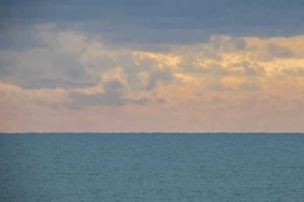 Céu nublado no mar no inverno — Fotografia de Stock