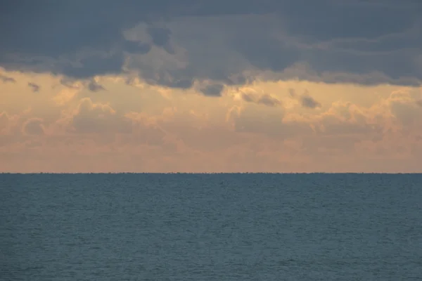 Хмарне небо на морі взимку — стокове фото