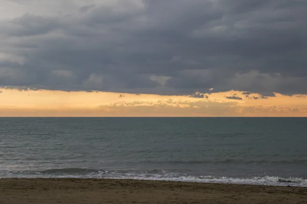 Bewölkter Himmel auf See im Winter — Stockfoto